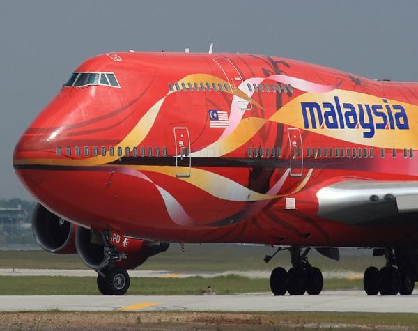 Chiếc máy bay của hãng hàng không Malaysia. Nó được sơn đỏ với họa tiết cây dừa, bãi biển cách điệu. Đây là thông điệp chào đón du khách đến với đất nước Malysia thân thiện và sôi động.